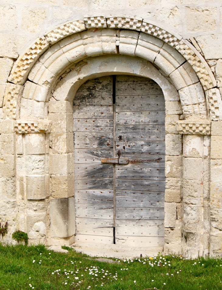 Le portail de l'église Sainte-Raffine. - Frégimont