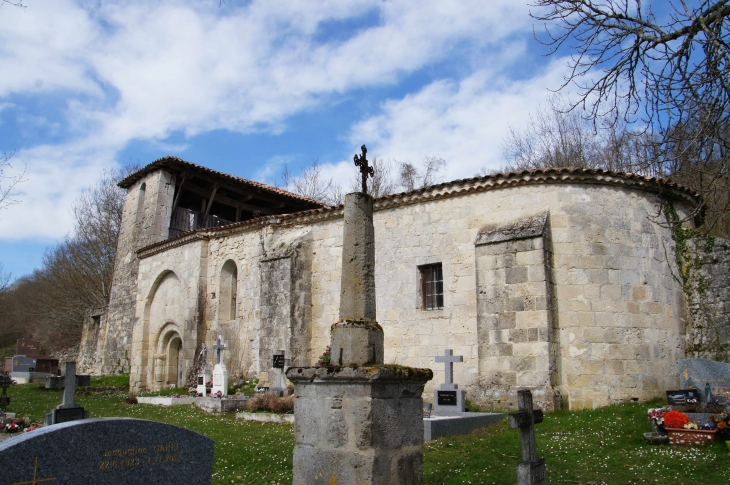 La façade latérale sud de l'église Sainte-Raffine du XIe siècle. - Frégimont