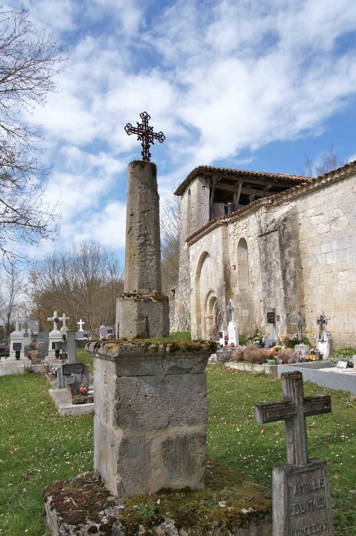 Croix ancienne et église Sainte-Raffine. - Frégimont