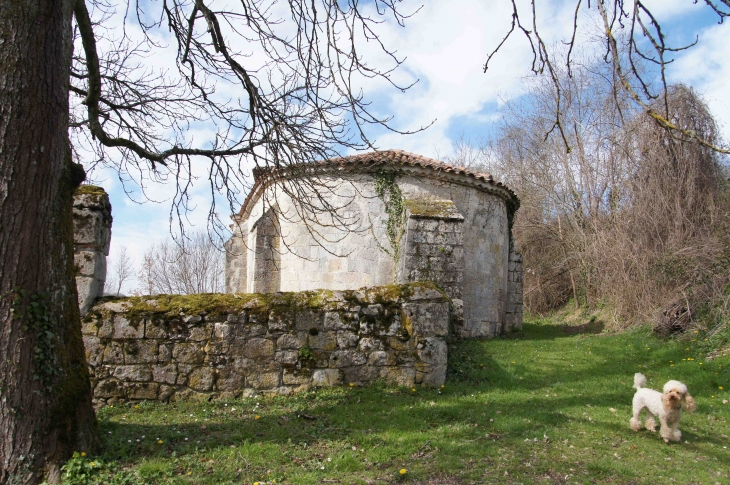 Le chevet de l'église Sainte-Raffine du XIe siècle. - Frégimont