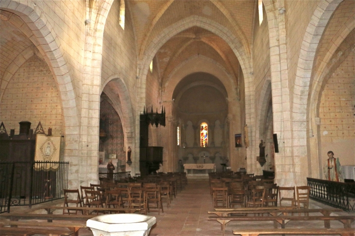 Eglise Saint Germain : la nef vers le choeur - La Sauvetat-du-Dropt