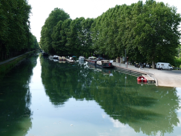 Les péniches sur le canal latéral à la garonne - Meilhan-sur-Garonne