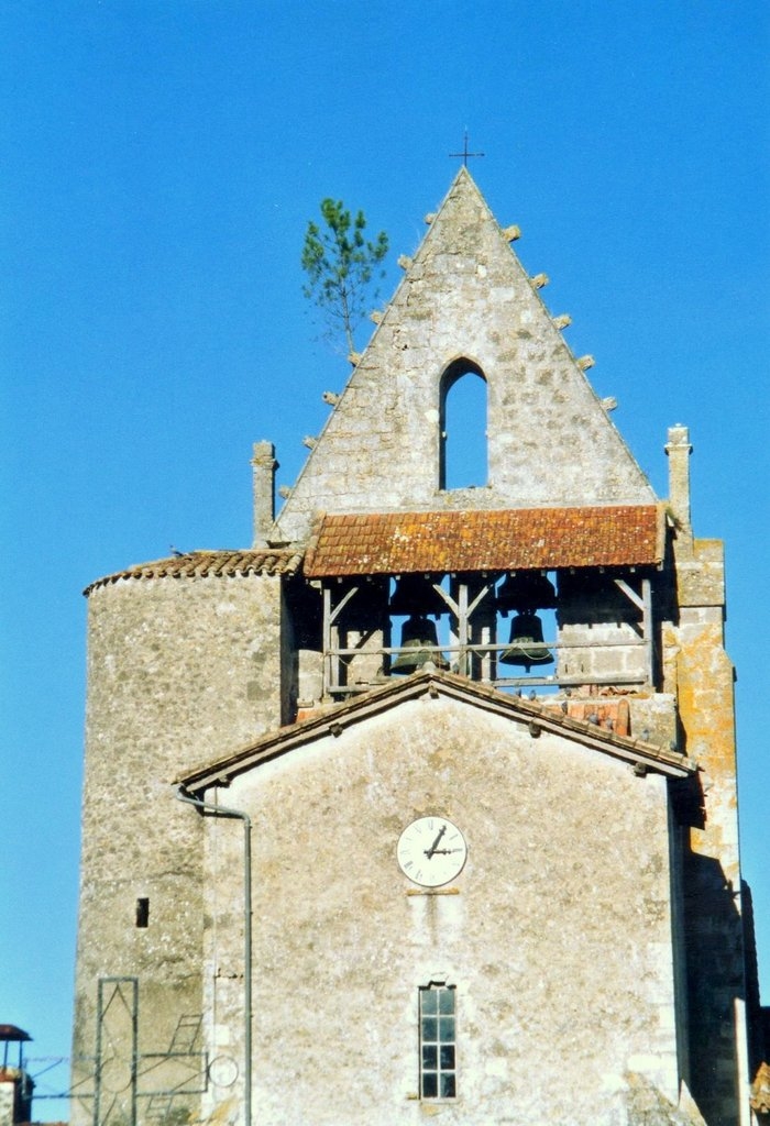 Clocher de l église . - Pompogne