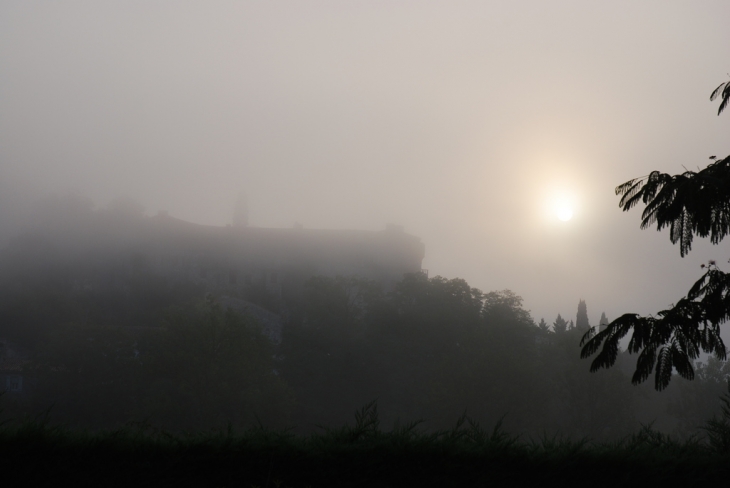 Lever de soleil dans la brume au dessus du château - Poudenas
