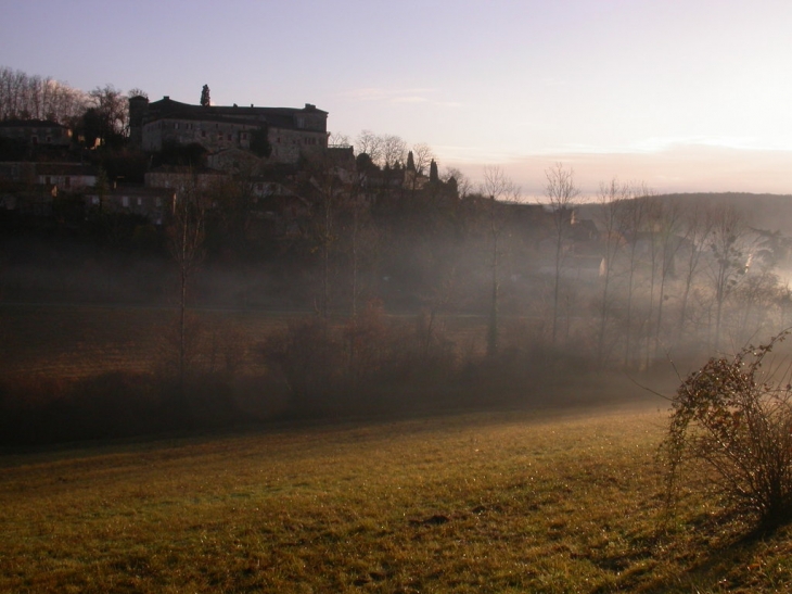 Brume hivernale sur le Château - Poudenas