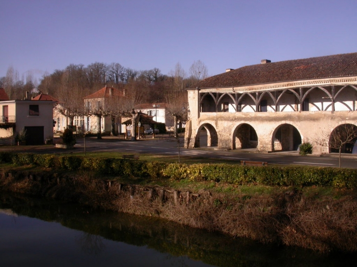 La mairie et l'ancien relais de poste - Poudenas