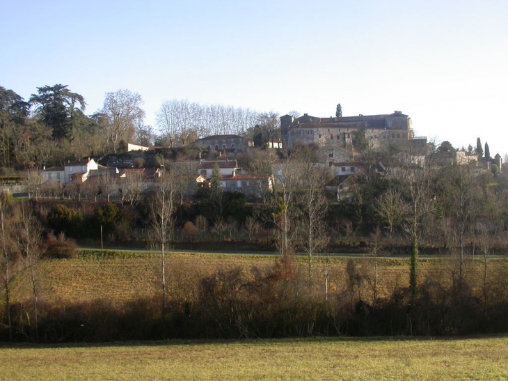 Vue générale du village et du chateau - Poudenas