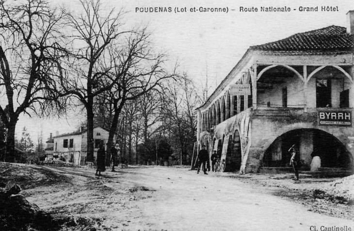 Route nationale, Le grand-Hotel, début XXème (carte postale ancienne). - Poudenas