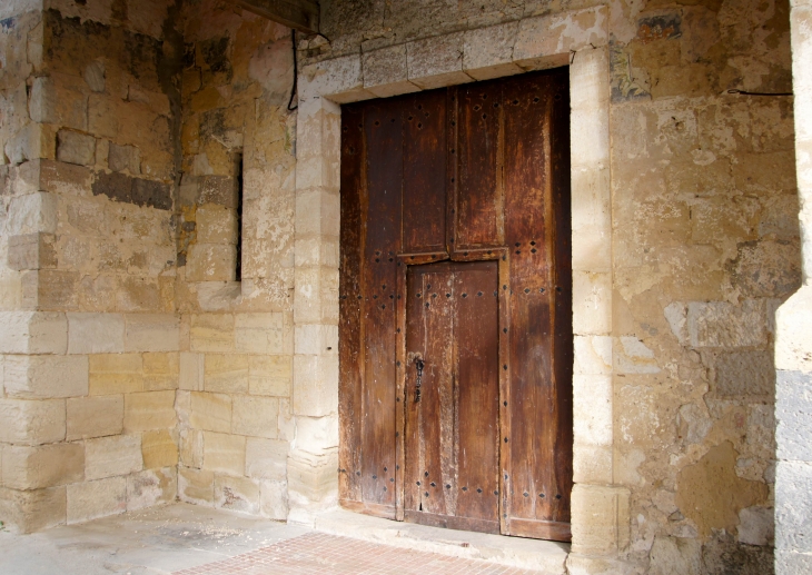 Le portail de l'église Saint-Antoine. - Poudenas