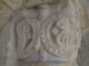 Chapiteau sculpté du portail de l'église.