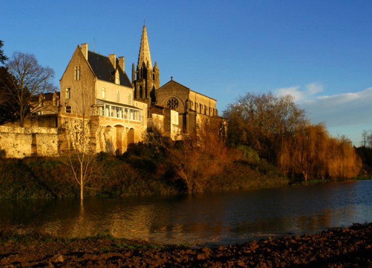 L'église vue de la plaine - Sainte-Bazeille