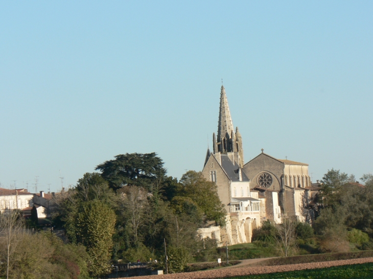 Village vu côté Garonne - Sainte-Bazeille