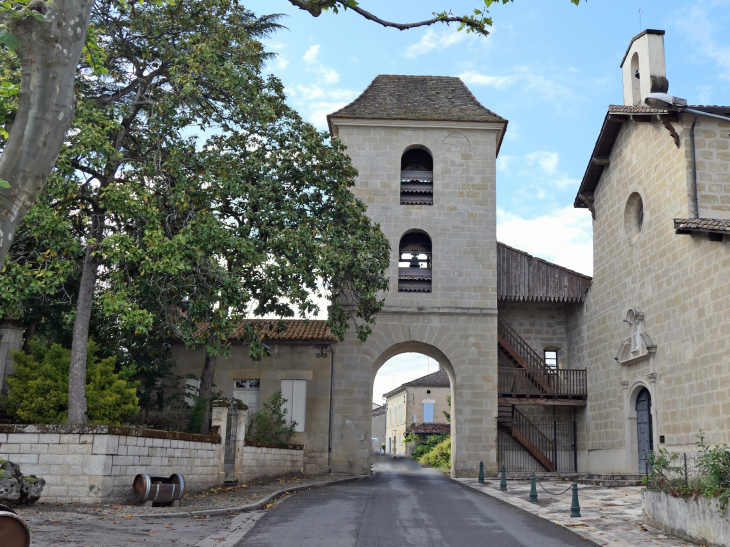 L'ancienne porte de ville devenue clocher de l'église - Seyches