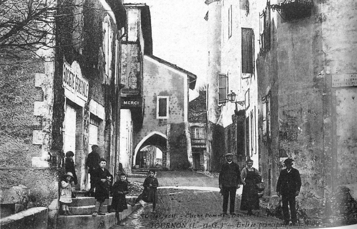 Entrée principale de la ville, début XXe siècle (carte postale ancienne). - Tournon-d'Agenais