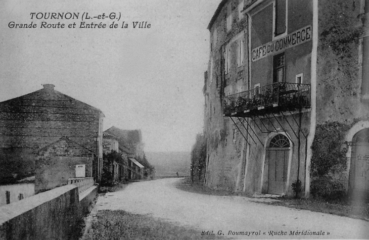 Grande route et entrée de la ville, début XXe siècle (carte postale ancienne). - Tournon-d'Agenais