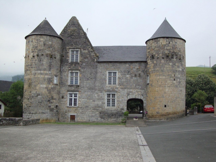 Aussurucq (64130) château
