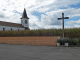 l'église et le calvaire sur le terrain de pelote basque