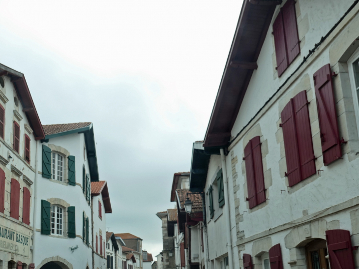 Maisons aux couleurs basques dans le centre - Bidache
