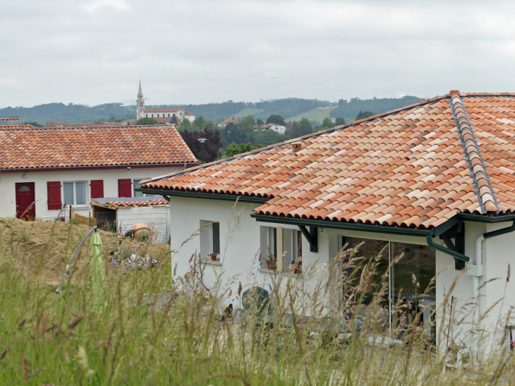 Maisons  récentes aux couleurs basques et vue sur l'église - Bidache