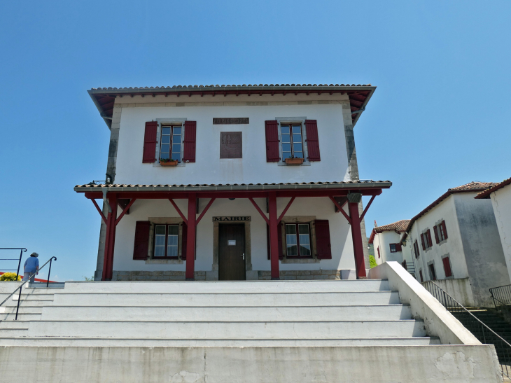 L'escalier vers la mairie - Biriatou