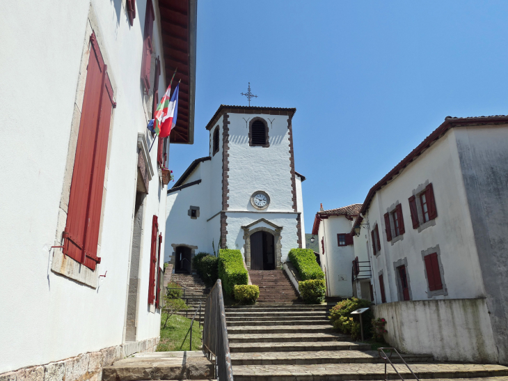 La montée vers l'église - Biriatou