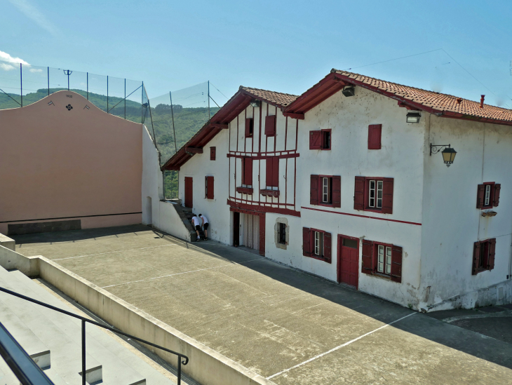 Le terrain de pelote basque au milieu des maisons - Biriatou