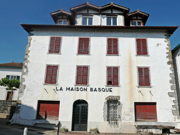 Centre ville ; la maison basque - Cambo-les-Bains
