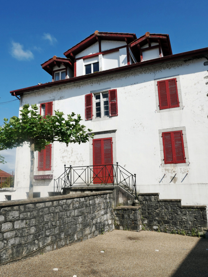 Centre ville ; la maison basque - Cambo-les-Bains