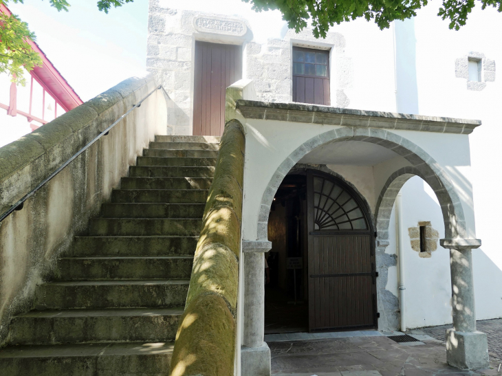 L'entrée de l'église Saint Laurent - Cambo-les-Bains