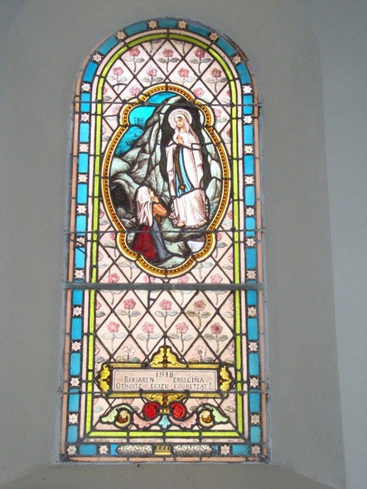 Camou-Cihigue (64470) église de Camou: vitrail Ste Bernadette