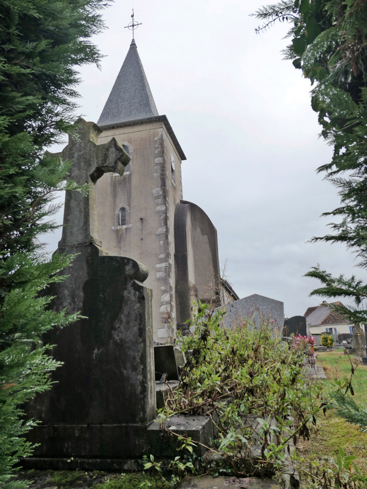 Le clocher dans le cimetière - Castetbon
