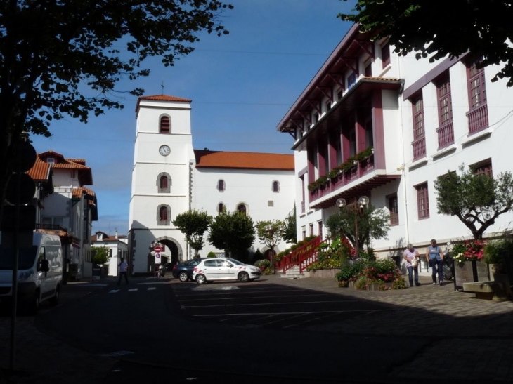 La mairie et l'église - Hendaye