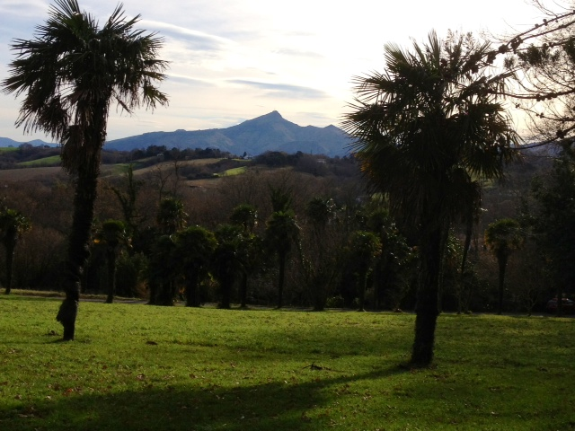 La montagne de La Rhune depuis les jardins du château d'Abbadia. - Hendaye