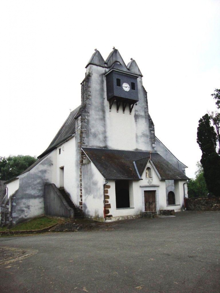 Idaux-Mendy (64130) à Idaux, église au façade 