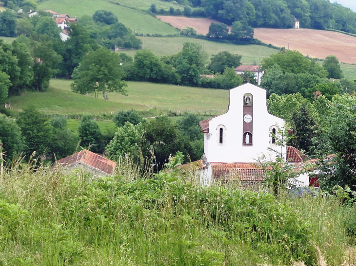 Vue sur l'église du village - Irouléguy