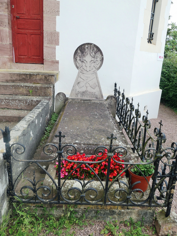 Tombe basque au pied de l'église - Irouléguy