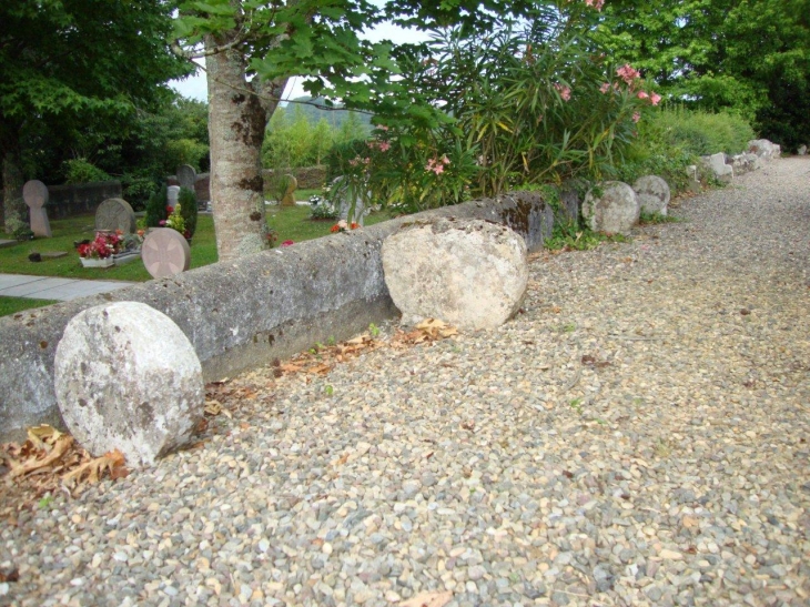 Jatxou, stèles basques alignées au cimetière