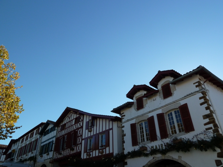 Façades du village. - La Bastide-Clairence