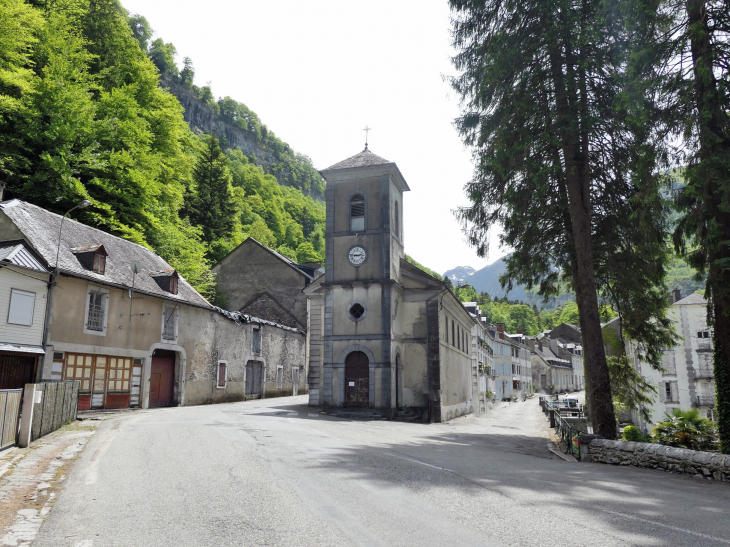 Vallée d'Ossau vers l'Espagne : les Eaux Chaudes l'église - Laruns