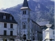 Place de la Mairie-Eglise et les cinq Monts (carte postale de 1990)