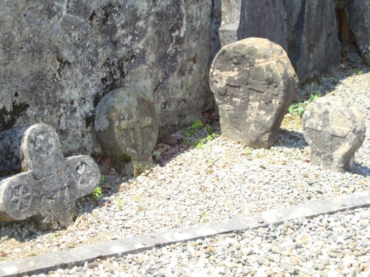 Licq-Athérey (64560) à Athérey,vieilles stèles basques