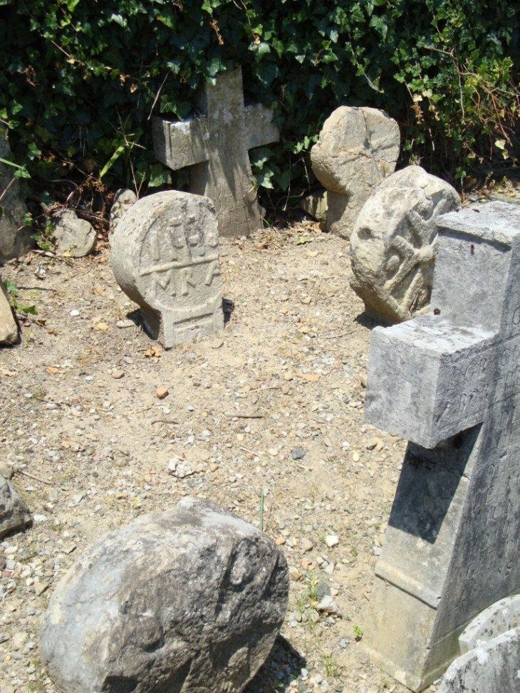 Licq-Athérey (64560) à Athérey,vieilles stèles basques
