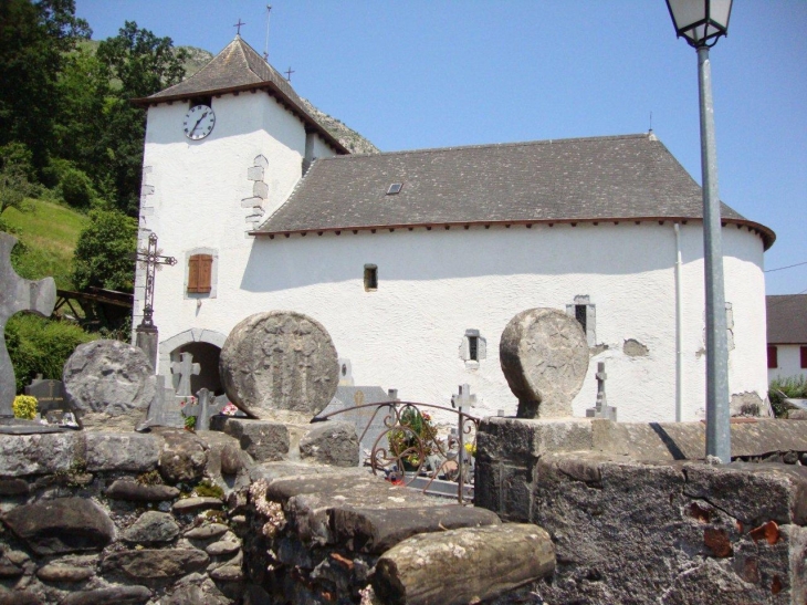 Licq-Athérey (64560) à Athérey, église et vieilles stèles basques