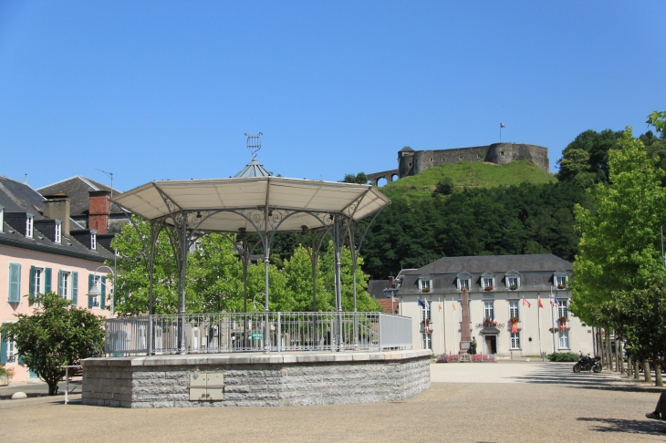 Kiosque-mairie-chateau - Mauléon-Licharre