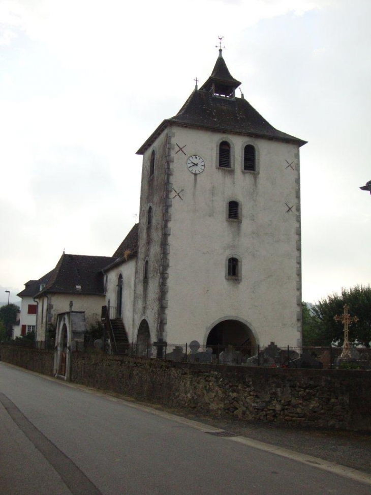Menditte (64130) église: tour