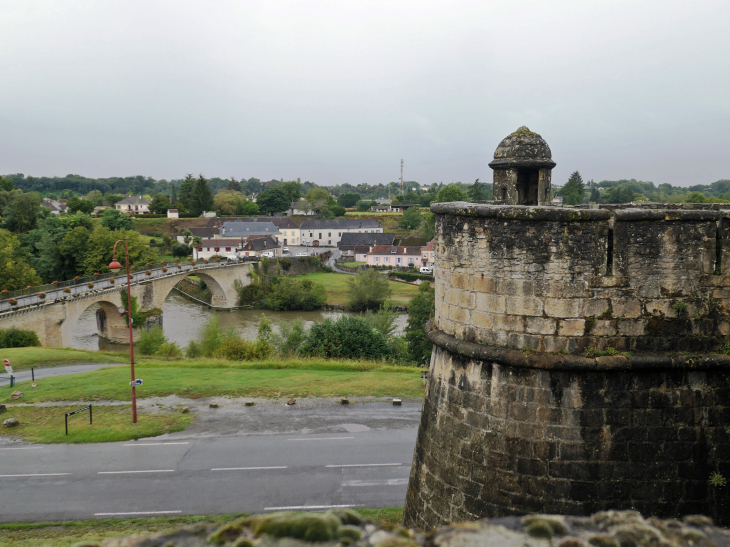 Vue sur le bastion et le pont du 13ème siècle - Navarrenx