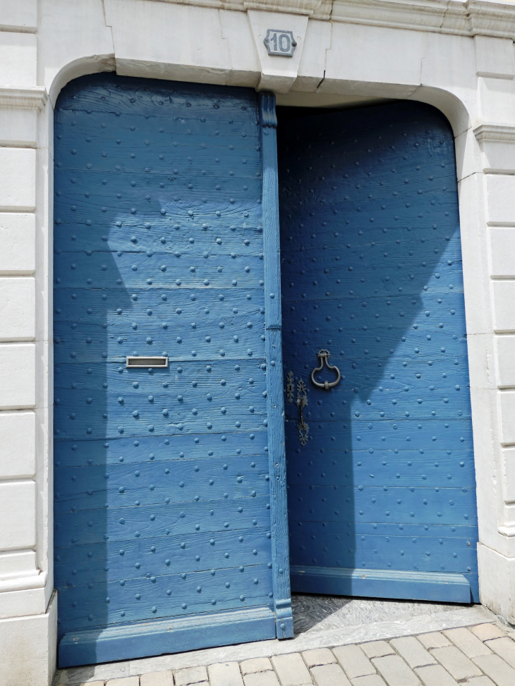 Belle porte ancienne colorisée - Oloron-Sainte-Marie