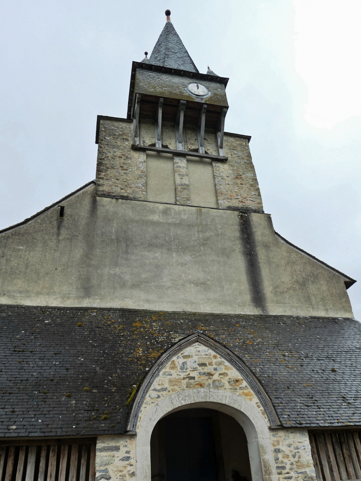 Le clocher de l'église et le porche d'entrée - Ordiarp