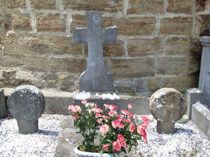 Ordiarp (64130) croix avec deux stèles basques