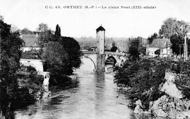 Le vieux pont (XIIIe siècle). - Orthez